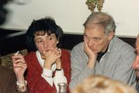 Helena Medková a Ivan Medek na setkání disidentů o historii (listopad 1988, hospoda Heuriger, Vídeň)