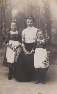 Babička Anna Schrothová (vpravo matka pamětníka Anna)