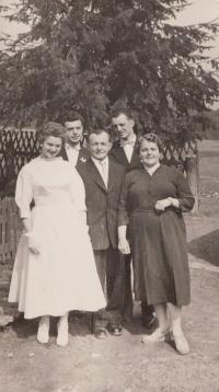 Helga Pompeová (Geppertová) se svými bratry Reinholdem a Bohumírem a rodiči Adolfem a Ester Gepprtovými
