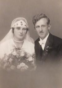 Svatební fotografie rodičů Josefa a Anny Pompeových