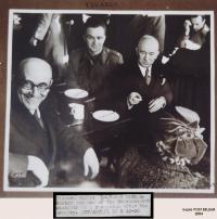 Pan Pekárek po promoci v Anglii roku 1943, zachycen spolu s presidentem Benešem
