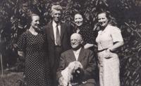 Dědeček, maminka (vpravo) a její sestry, 1945