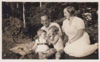 Parents and daughters Eva and Ricarda, 1933
