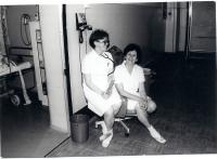 Liana Hanusová, zdravotní sestra (vpravo)