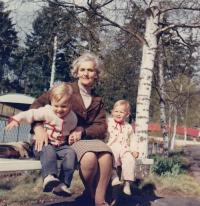 1969 - Miroslava Schmausová with grandchildren, USA