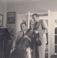 Bechyně 1940 v rodinné vile, otec vlevo, Bedřich macenaur - otec Emmy Srncové vpravo
