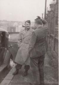 Plzeň 1945, otec s plk. Hamiltonem