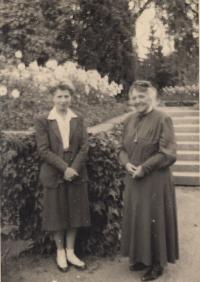 Babička Anna Křižíková a Mrs. Hamiltonová