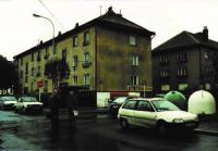 Bývalý byt (tři okna v prvním patře), Chvalská ulice 718, Hloubětín, s bratrem Jiřím (1995)