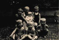 Babička Anna, zleva: Gabriela, Tomáš, Blanka, Miloš, Mirek, Jeník na zahradě ve Mšeně, 1950
