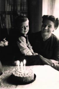 Miloš s maminkou, třetí narozeniny, duben 1950