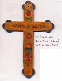 Dřevěný křížek, který měla Milošova babička na stěně ve Mšeně
