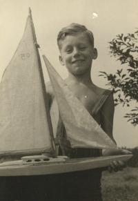 Milos built a sailboat, 1956