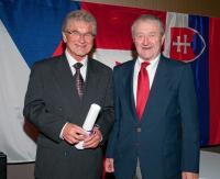 Dr Skála (vlevo) přijímá Masarykovu cenu, s M. Zachem, Winnipeg 2010