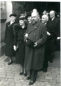 Běla a Josef Macek na svatbě syna Jiřího, Praha 1945