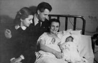 Pamětník po narození v nemocnici s rodinou, Praha prosinec 1947