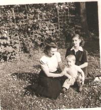 Vladimir and Milena with their mother, Sydenham near London, 1949