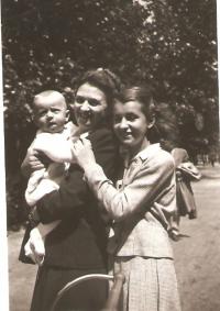 Vladimir, maminka a Milena před útěkem na Západ, Praha Žofín 1948