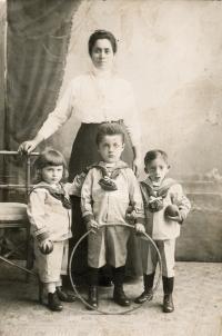 Amálie Ledererová s dětmi. Zleva Erich, Eda, Jindřich, ca 1915