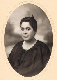 Amálie Ledererová, approx. 1920