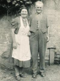 Jiřina 's parents in Kanina, 1955