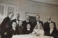  1-wedding of her parents - 1937 (the bride's mom is on her right, her brother above, the groom's mother and father are on the left)
