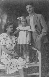 Mária Ludassy with her parents, 1947