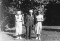 Linda Wichterlová with the parents of her husband, Otto Wichterle