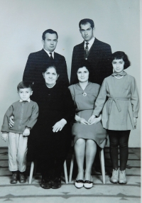 Nahoře bratři Kiriakos a Dimitrios Iokimidisovi. Dole matka pamětníka Sofia, jeho manželka a děti