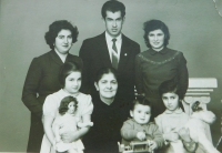 Nahoře zleva Elisabet s bratrem Dimitriosem a jeho manželkou. Dole jejich děti s matkou pamětníka Sofií v roce 1961