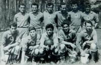 Fotbalová tým Řeků žijících v Karviné. Dimitrios Ioakimidis dole vlevo. 