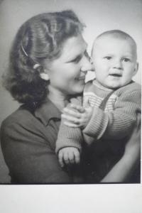Manželka pamětníka se synem, rok 1952