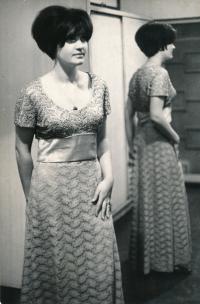 Bystrovová Marta - při reportáži o půjčovně šatů, asi 1967