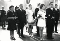 Bystrovová Marta - svatební foto, Vladimír Bystrov, vlevo Švagrovi,  16.6.1970 na Novoměstské radnici