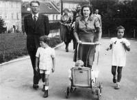 Bystrovová Marta - v kočárku, rodiče Emanuel a Bohumila Švagrovi, bratr Alexej a sestra Emanuela, Petřín 1948