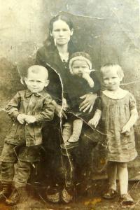 Maminka Alexandra Lišková s bratrem pamětníka Emanuelem, sestrou Růženou a bratrem Jaroslavem v Podlískách