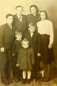 Liškova family. Yorkshireman second from bottom