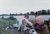 Červenec 1988 na útěku - předstíraná dovolená. S maminkou Naděždou a synem Davidem