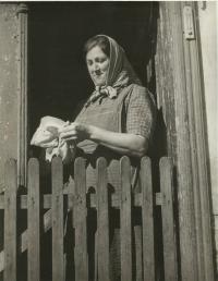 Marie Rerychová ve vchodu do hájovny OBORA 1943 
