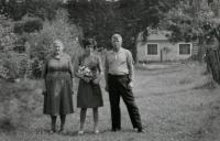 Marie Rerychová u hájovny OBORA s Nikolajem Děktarevem a jeho dcerou Irou, léto 1967