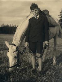 Zdeněk Rerych s klisnou Hermit Schagya 1943