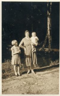 Marie Rerychová, children Věra a Zdeněk