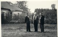 Osvald Rerych u hájovny OBORA s Kosťou a Anatolem (léto_1966)