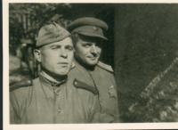 ukrývaný Nikolaj (v pozadí pplk. Kamorda) 1945