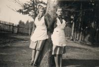 Věra Rerychová+její sestřenice Jaroslava Rerychová 1939