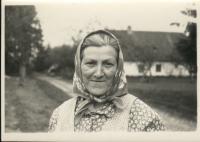 Marie Rerychová (vpozadí_hájovna OBORA 50.léta)