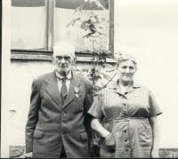 Osvald a Marie Rerychovi s vyznamenáními (Leskovice, 60.léta)
