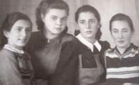 S přítelkyněmi ze sionistického hnutí. Zleva: Eva Schweitzer (nevrátila se z KT), Margit Zantner (přežila), Alisa Fauská-Schiller (přežila), Edita Březinová