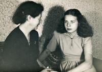 Lea with mum, 1947