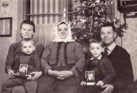 1959 - Vánoce, rodiče pamětníka, manželka, dva synové a na fotografiích zavření bratrové Petr a František